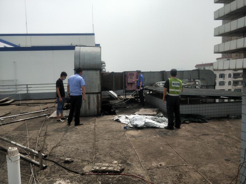 獅山城市管理局官窯城管中隊開展油煙專項整治行動