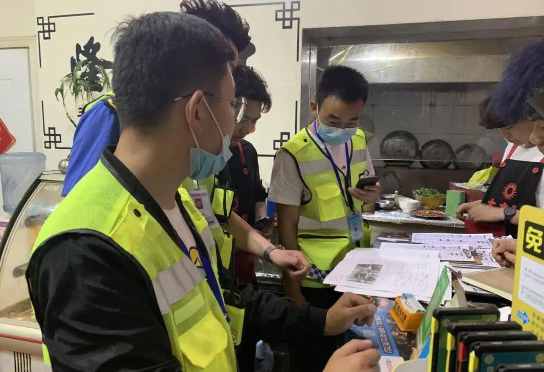 息縣綜合執法油煙整治專班加大油煙污染巡查力度