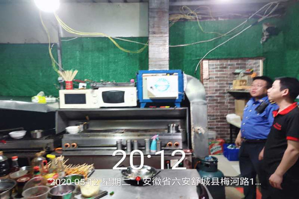 舒城縣城管局四中隊開展轄區燒烤油煙集中整治
