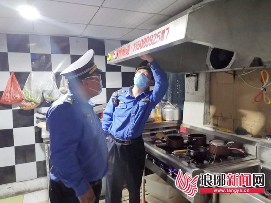 金雀山街道城管開展餐飲業油煙凈化設備使用清洗情況檢查