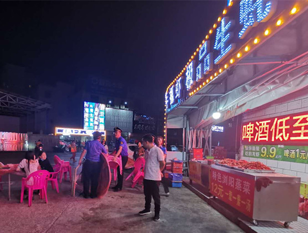 岳塘區城管綜合執法局聯合寶塔街道開展夜宵攤點專項整治行動