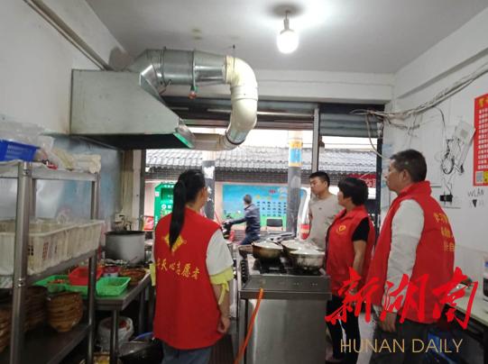 燕子嶺社區開展餐飲門店油煙凈化器安裝問題全面排查