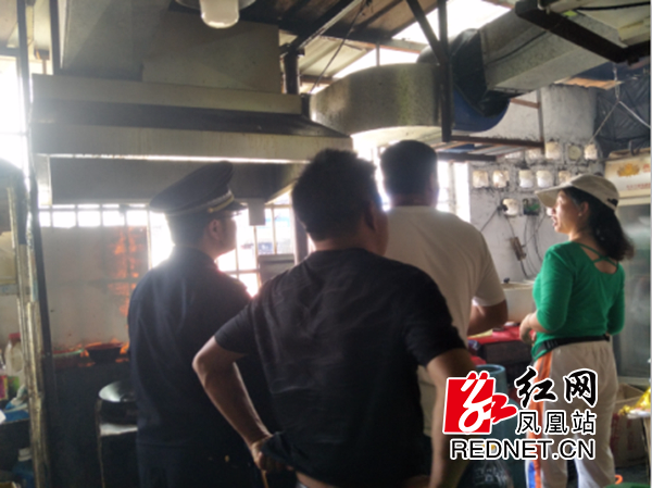 鳳凰縣城市管理和綜合執法局開展油煙排查整治
