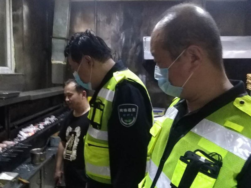 二七新村街道開展燒烤油煙專項排查整治行動