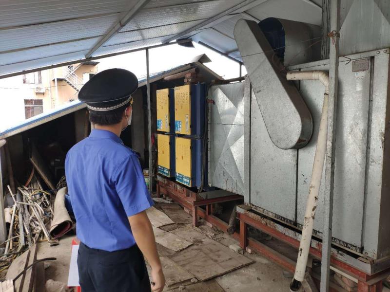 勝陽港街辦城管執法中隊開展餐飲油煙復查