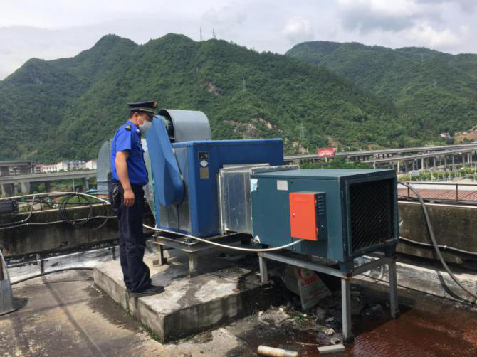 保康縣城管執法局開展餐飲油煙治理專項督導檢查