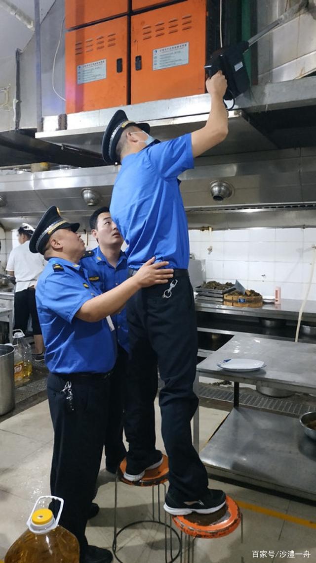 漯河市油煙治理督導小組督導暗訪餐飲油煙污染治理工作