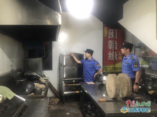 珠山區昌河街道城管中隊加大治理油煙污染