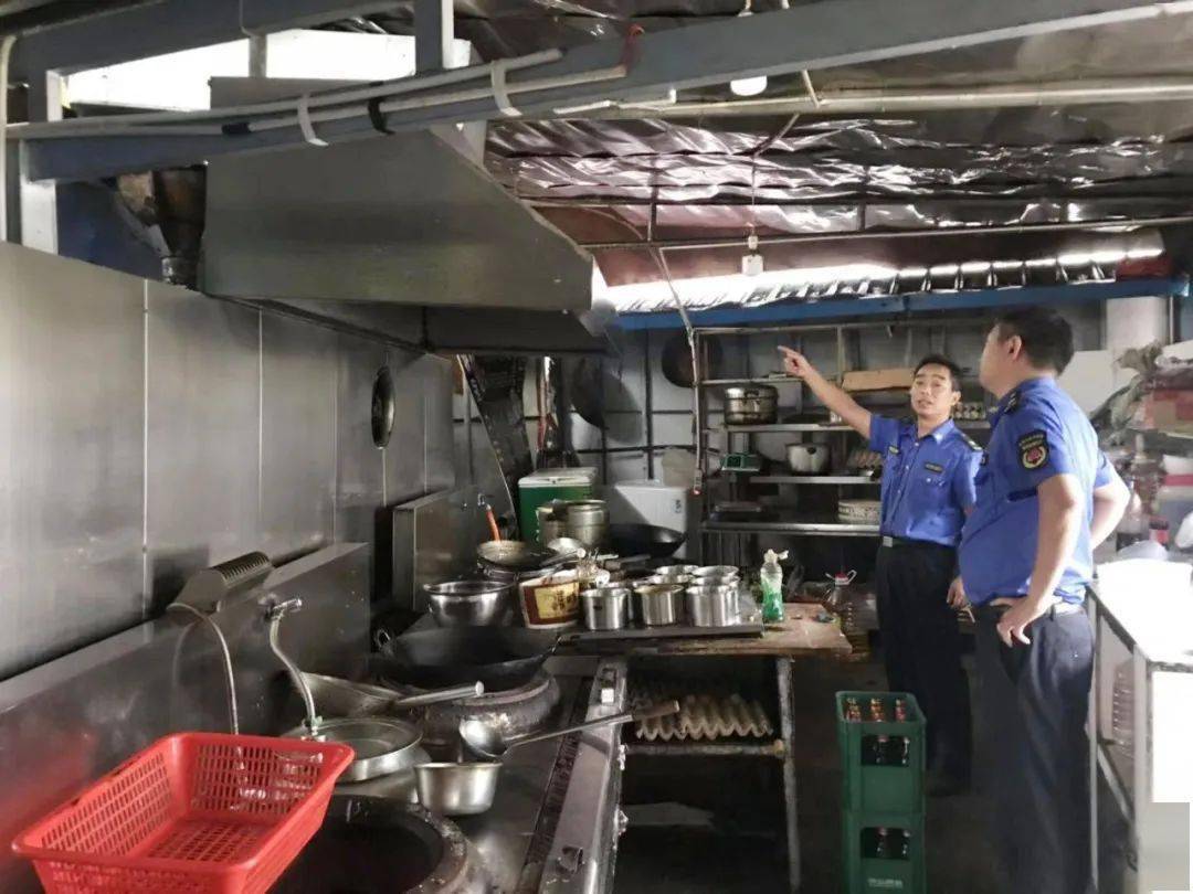 保康縣城管執法局開展城區餐飲門店油煙治理專項督導檢查