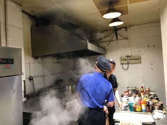 金水區多部門聯合開展夏季餐飲油煙專項整治