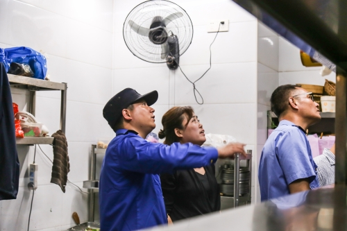 岱山縣多部門聯合開展餐飲油煙聯合執法行動