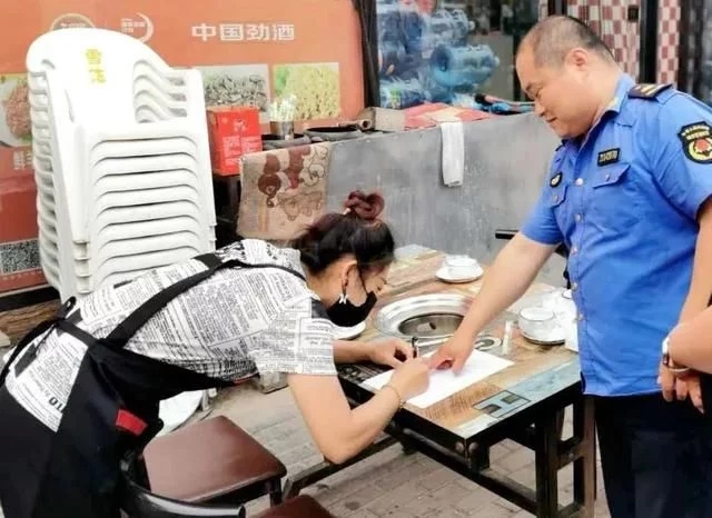 龍港區城市管理綜合行政執法局開展餐飲業油煙專項整治宣傳活動