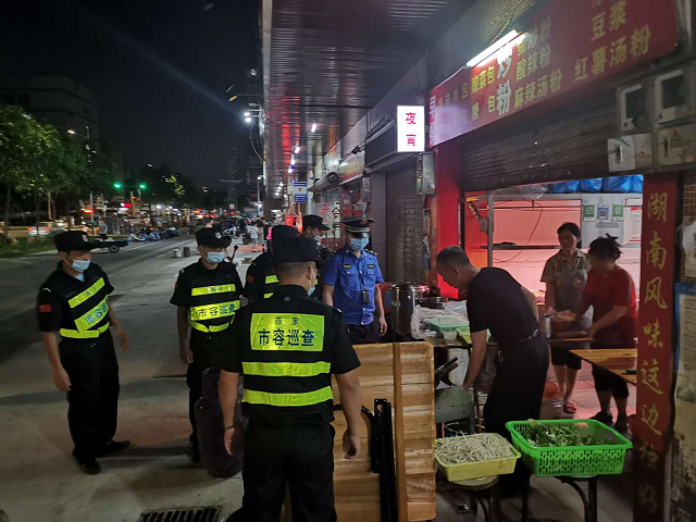 燕羅街道多部門聯合開展露天燒烤整治行動