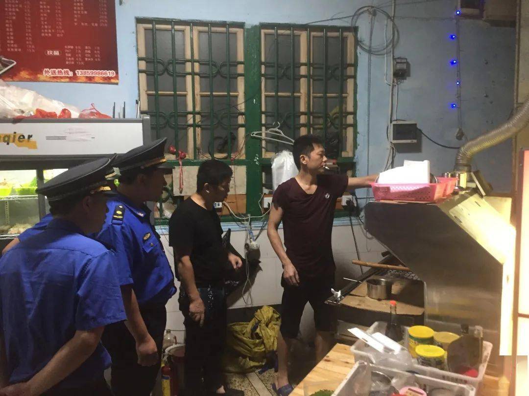 云霄縣城管局聯合環保局開展餐飲油煙專項整治行動