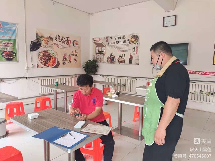 商河城管執法大隊鄭路中隊開展餐飲經營店油煙污染的專項整治行動