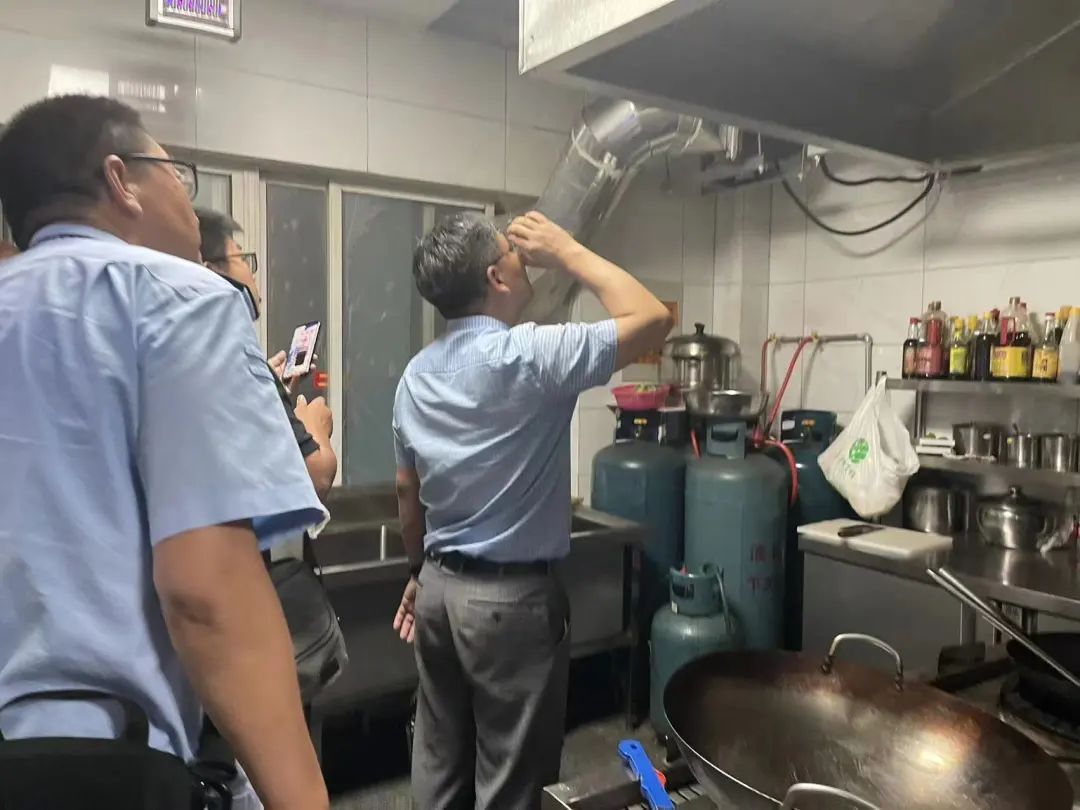 江都區開展餐飲油煙專項整治夜查行動