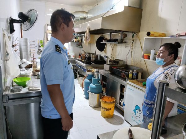 陳旗城市管理綜合行政執法局開展餐飲業油煙污染專項整治行動