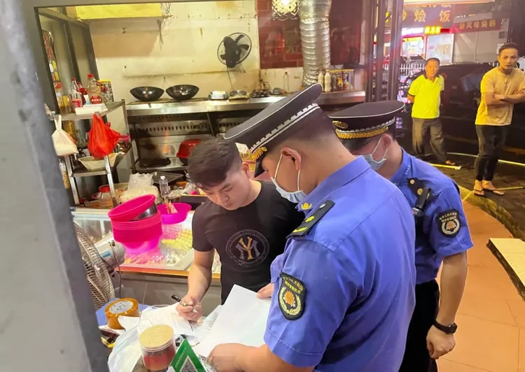 蓬江區城市管理和綜合執法局開展餐飲油煙整治行動