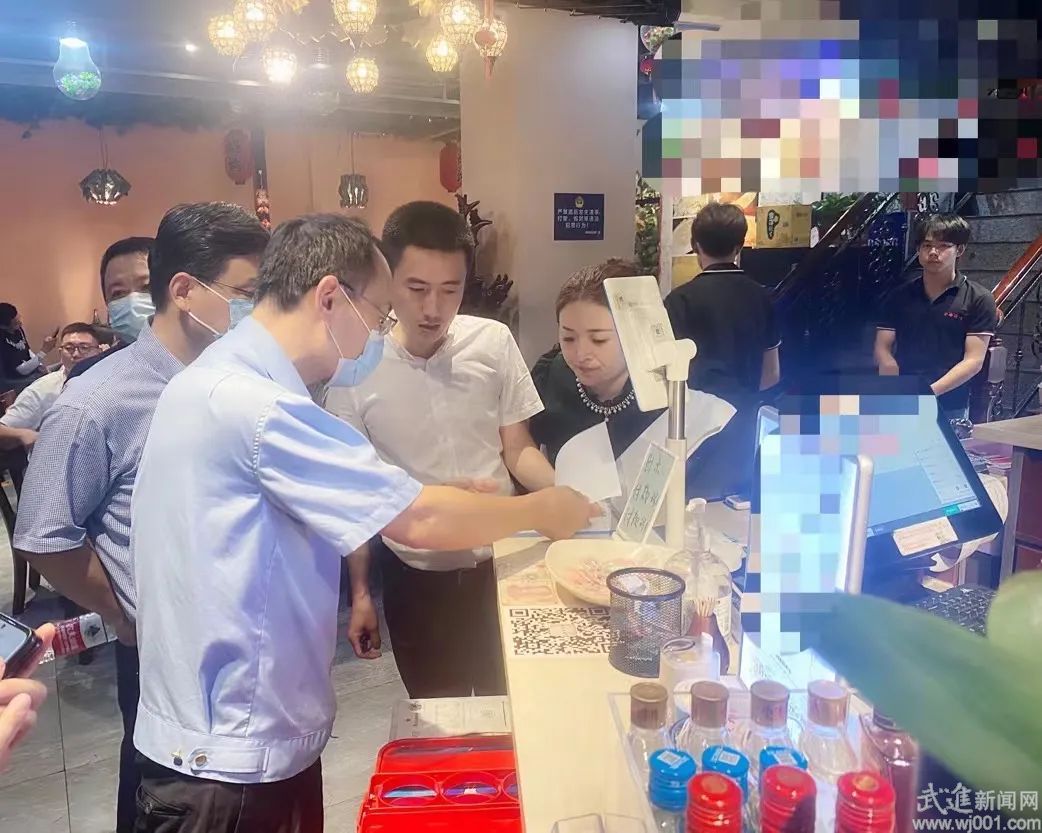 武進區多部門聯合突擊夜查專項整治餐飲油煙污染