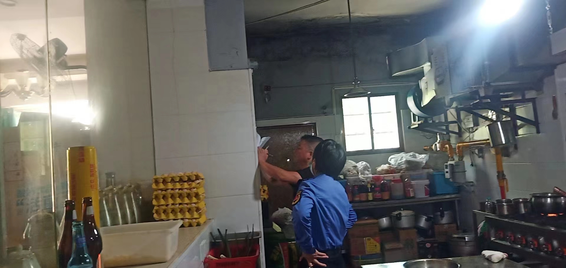 黎川縣城市管理局執法大隊加大餐飲業油煙執法管控力度