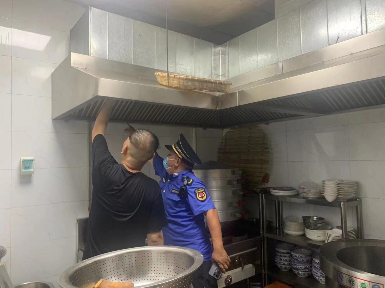 石佛辦事處開展餐飲單位油煙治理工作