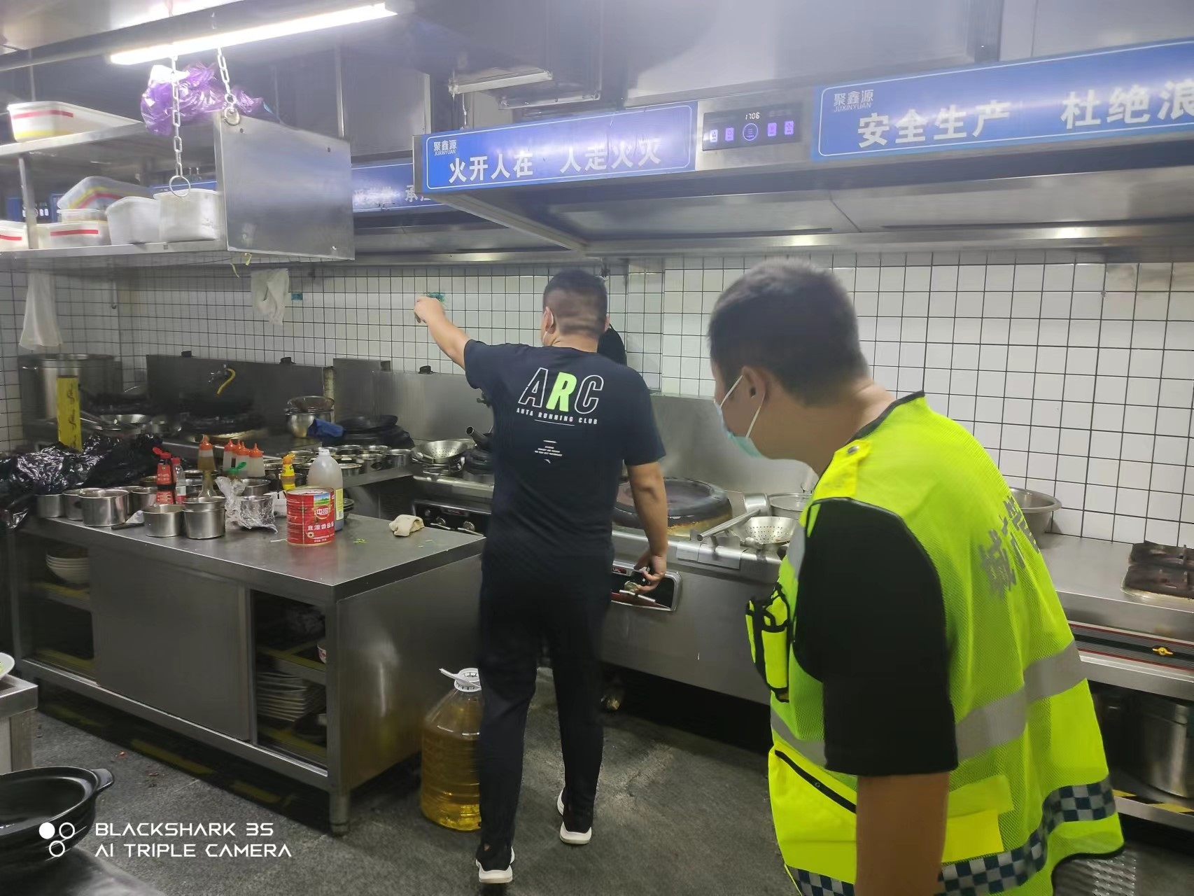 十八里河街道開展轄區散煤、餐飲油煙治理工作