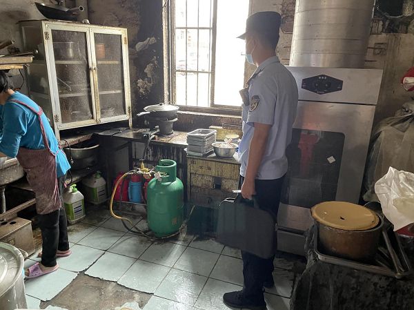 周莊鎮綜合執法局開展餐飲油煙專項整治行動