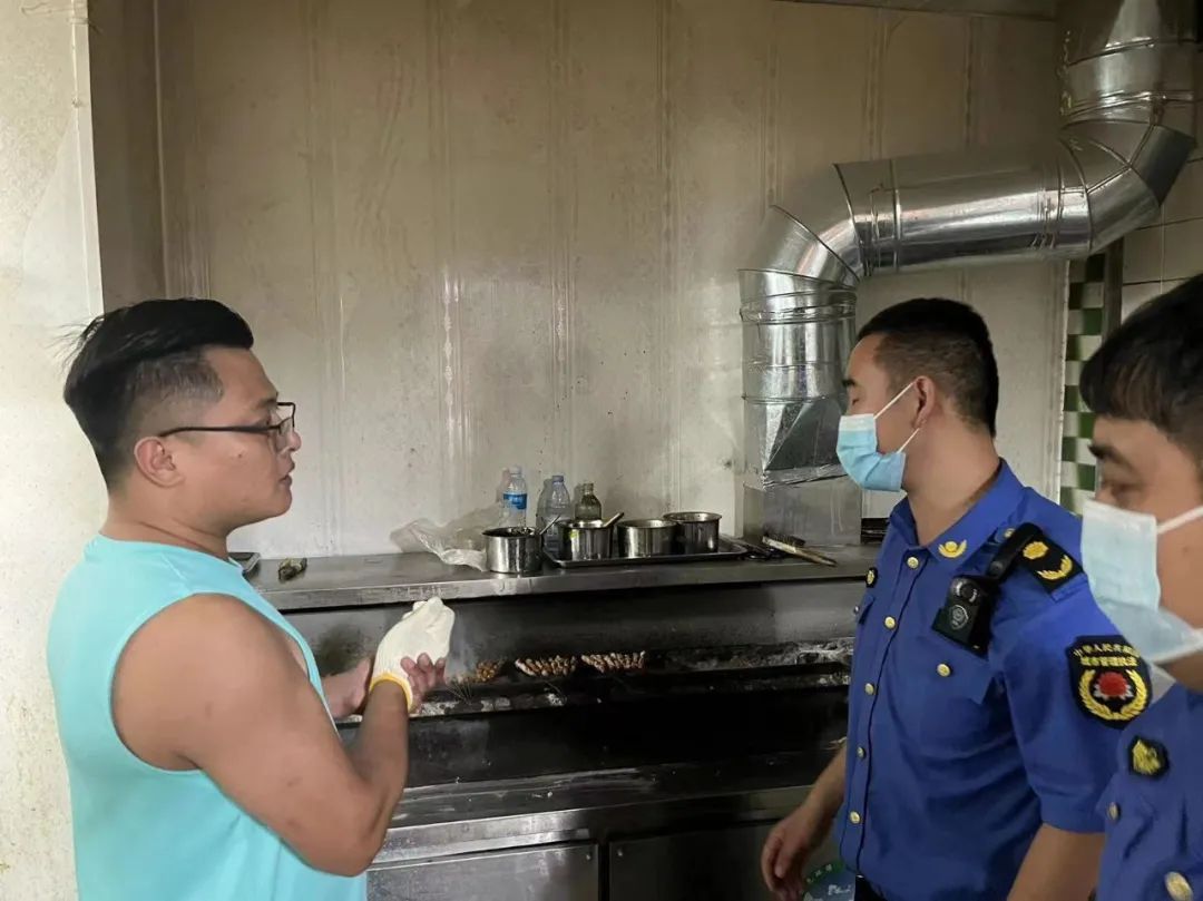 北鎮綜合執法中隊開展餐飲油煙專項整治行動