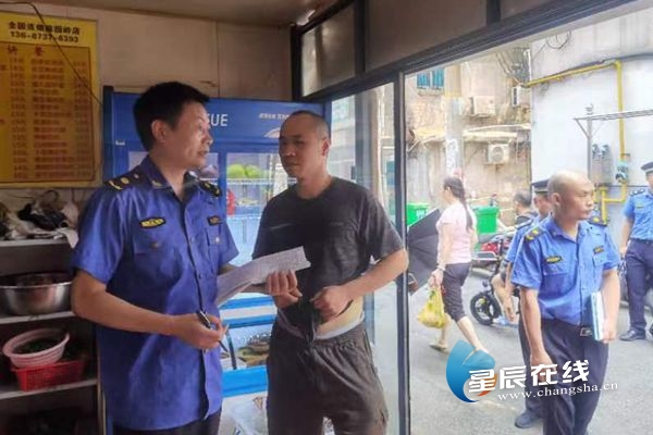 幸福橋社區開展餐飲油煙污染整治再提升工作