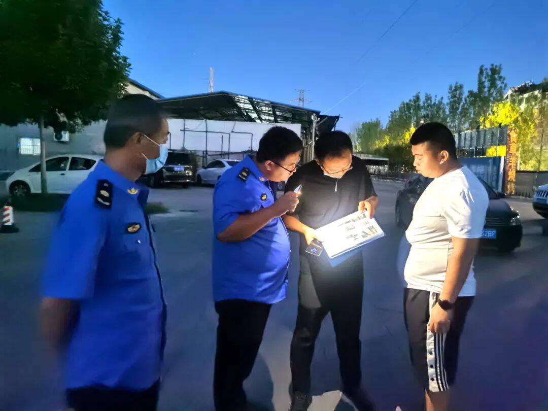 彭李街道綜合行政執法中隊開展餐飲油煙專項整治行動