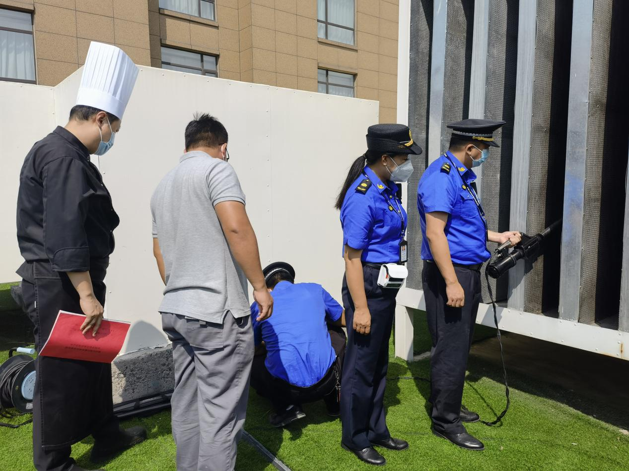 新城執法中隊開展餐飲油煙專項整治工作