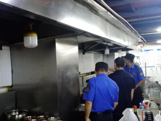 平橋大隊開展餐飲行業油煙凈化設施檢查行動