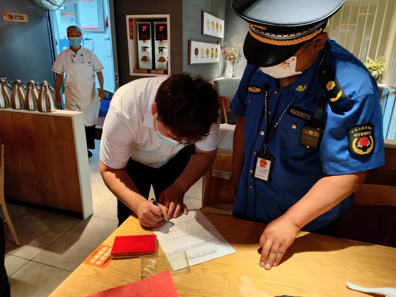 新城執法中隊開展餐飲油煙專項集中整治行動