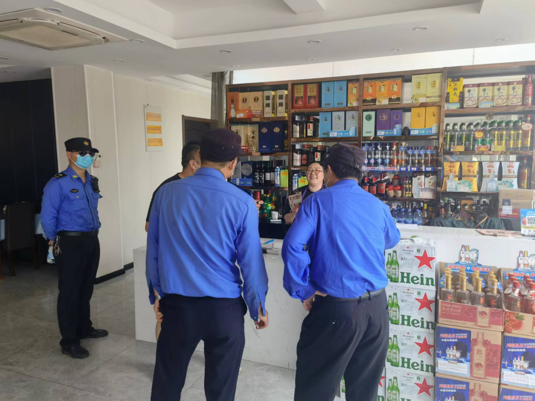 天生港鎮街道綜合行政執法局開展餐飲油煙專項整治行動