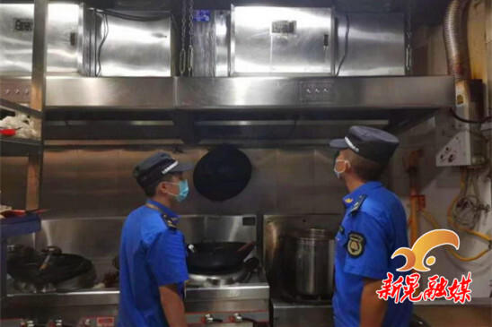 新晃縣城市管理綜合行政執法局開展餐飲油煙專項整治行動