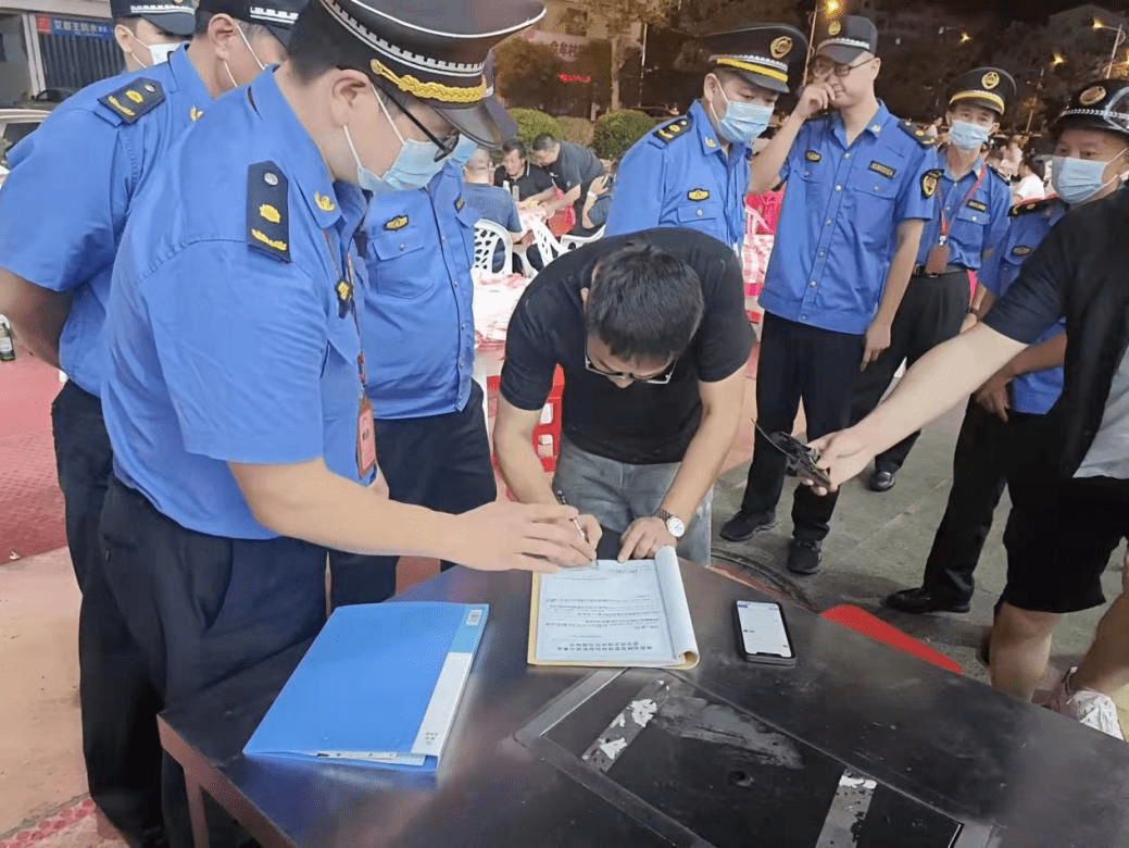 灣里管理局綜合行政執法大隊開展餐飲油煙專項整治行動