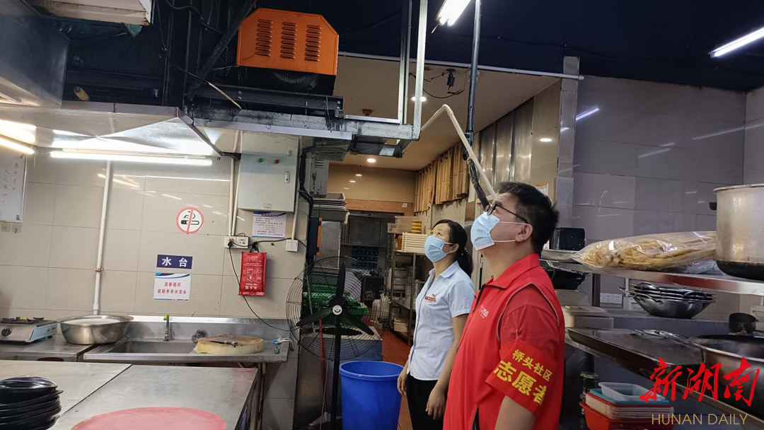 橋頭社區志愿者走訪轄區內餐飲業門店