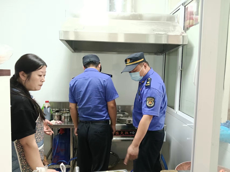 畫溪中隊開展餐飲油煙凈化治理工作專項檢查行動