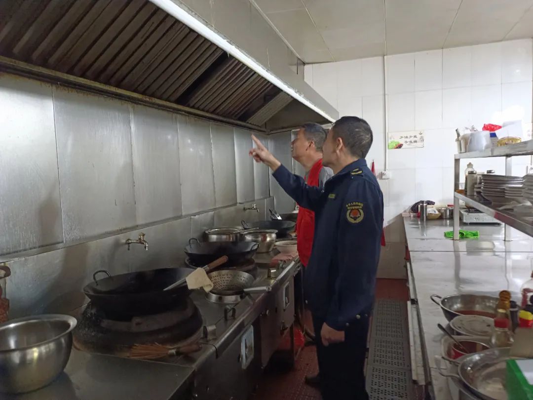 樂坪街道開展餐飲油煙整治專項行動