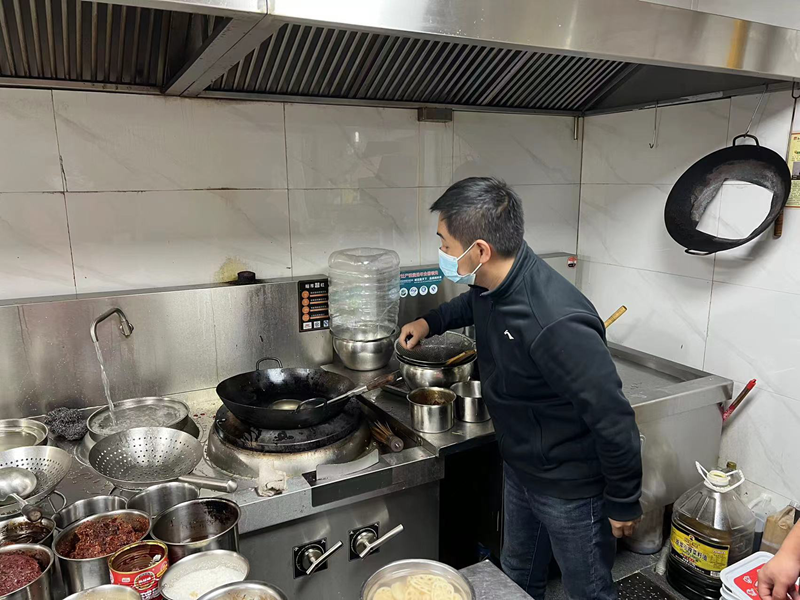 豫興路辦事處開展轄區餐飲油煙治理專項行動