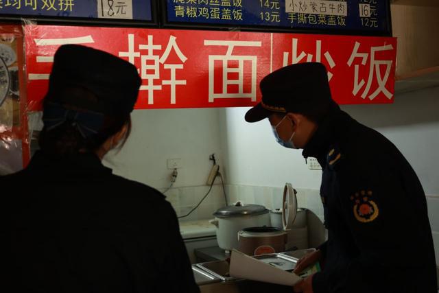 洪山城管直屬三中隊開展餐飲油煙專項排查整治行動