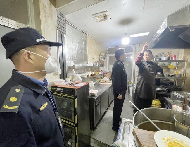 蓮花社區多步走開展餐飲油煙專項整治行動
