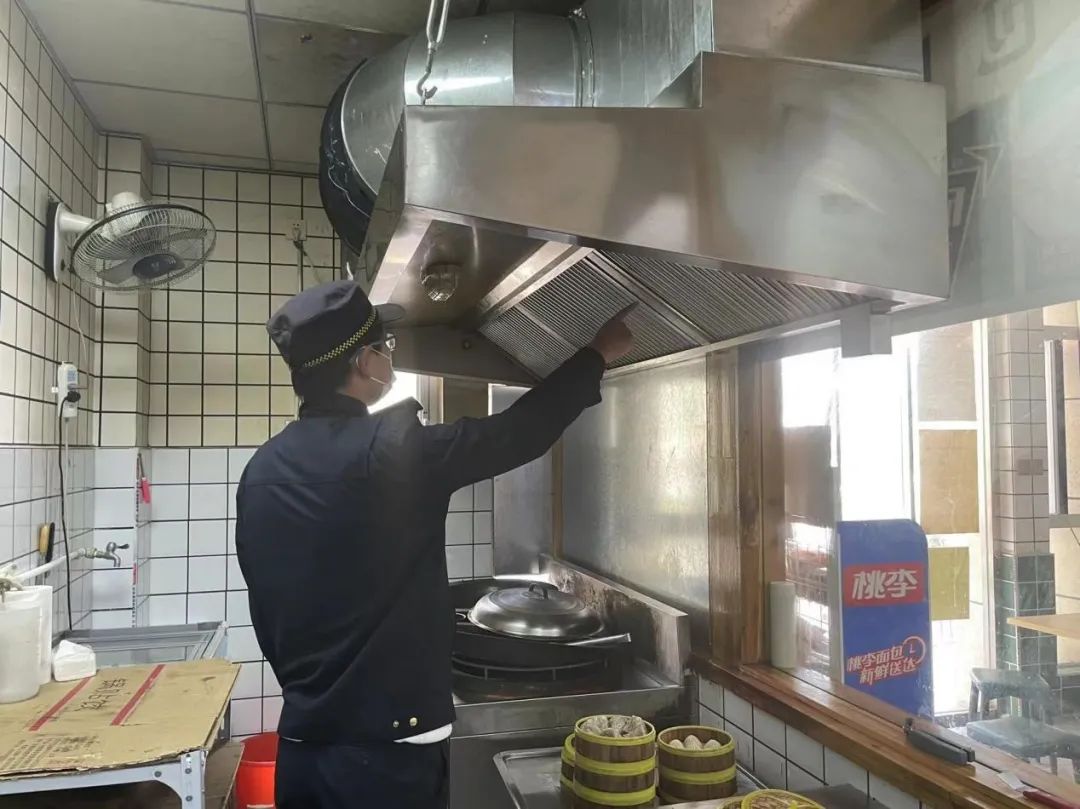 禹會區城市管理局開展餐飲油煙專項整治行動