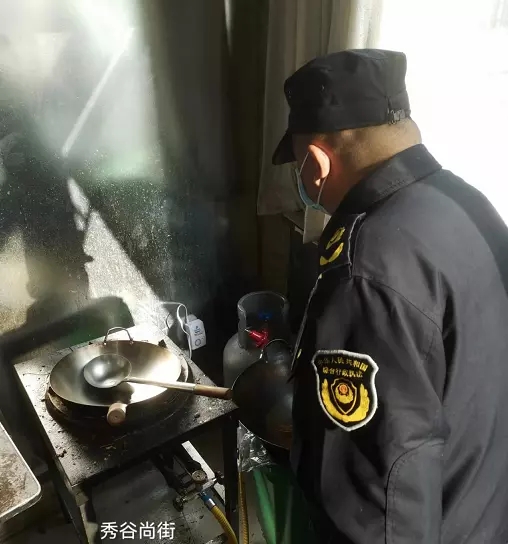 開元路街道綜合執法辦開展燒烤店占道經營專項治理