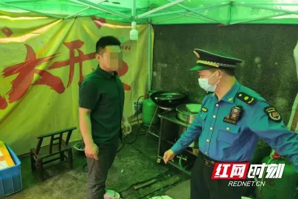 夏家沖社區開展餐飲油煙專項整治行動