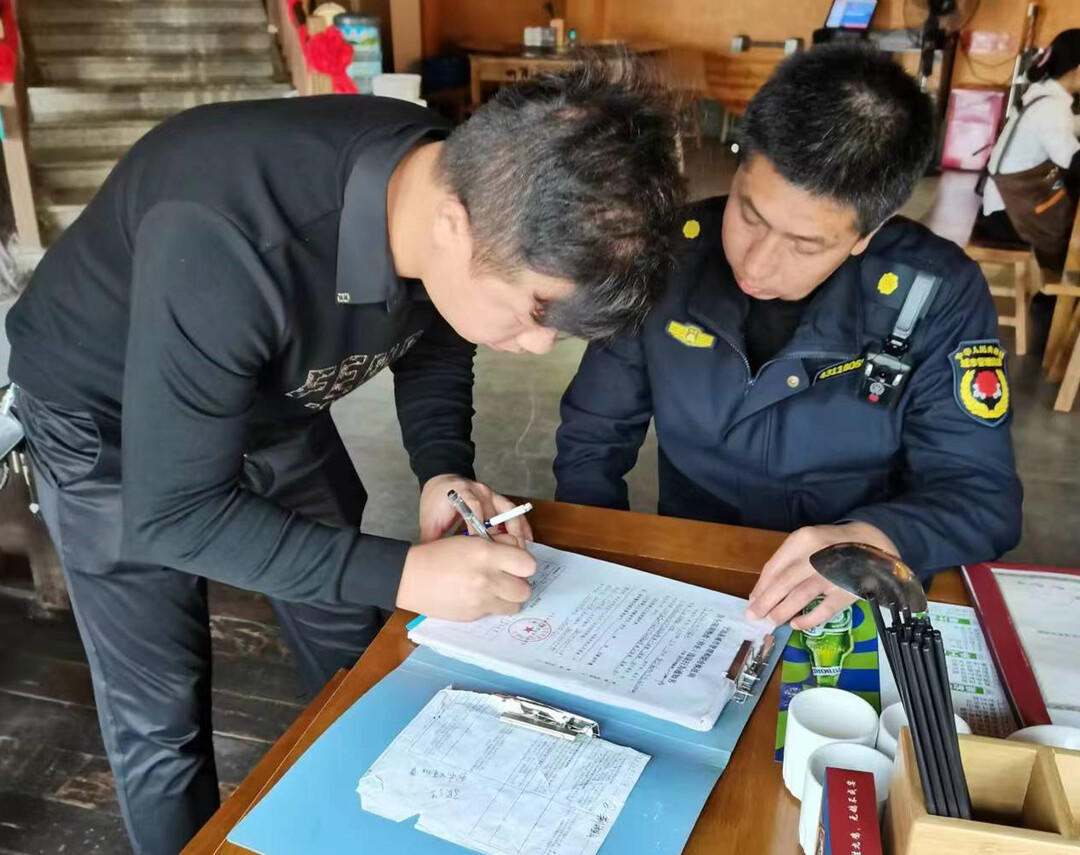 寧遠縣城市管理和綜合執法局油煙執法中隊開展夜宵燒烤油煙整治