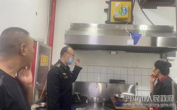興平市市場監管局開展餐飲油煙污染整治