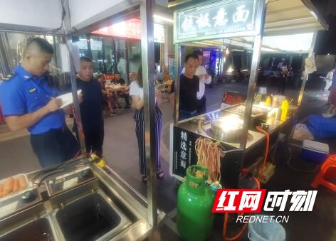 雙河社區加強進出夜市街的攤販嚴管嚴控