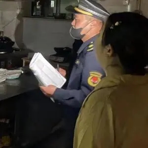 平度市開展餐飲油煙夜間專項整治行動