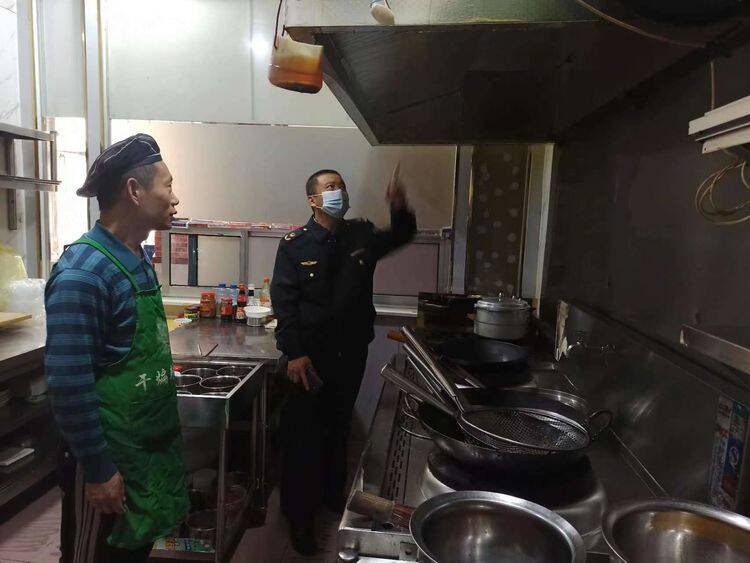 平陰縣市場監督管理局開展餐飲單位油煙治理工作